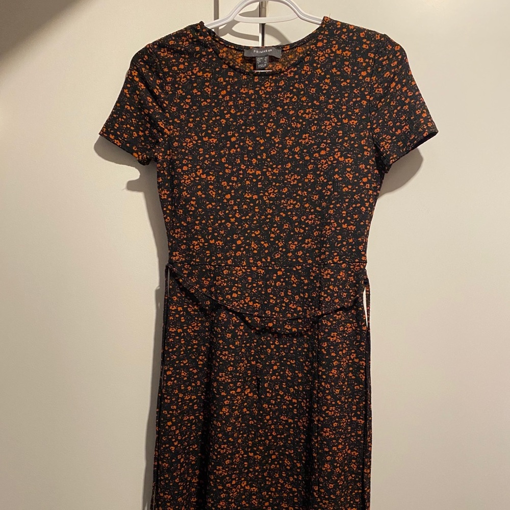 Dress just below knee cut